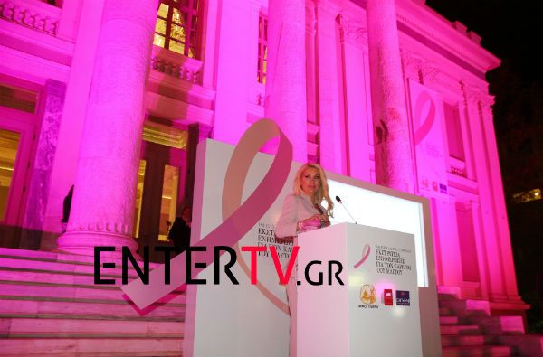 Ελένη Μενεγάκη: Φωταγώγησε ροζ το Δημοτικό Θέατρο Πειραιά (Φωτογραφίες)