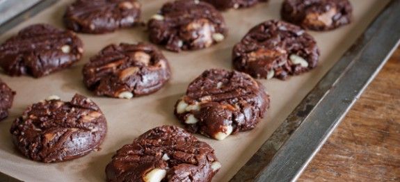 Cookies διπλής σοκολάτας με σταφίδες από τον Δημήτρη Χρονόπουλο