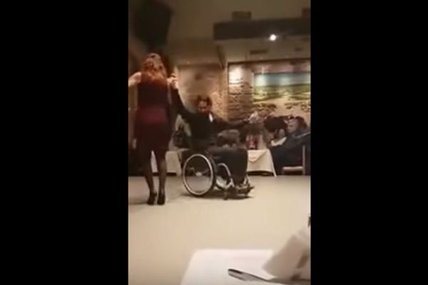 Συγκινητικό! Το υπέροχο video όπου άνδρας σε αναπηρικό αμαξίδιο χορεύει σούστα!