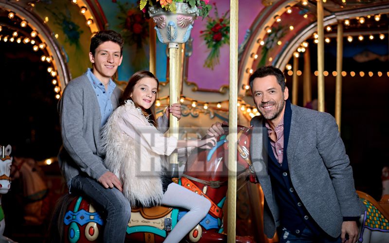 Ο Θάνος Καλλίρης φωτογραφίζεται με τα παιδιά του και δηλώνει: “Περιμένω ο Άι-Βασίλης να μου φέρει ένα μεγάλο έρωτα”