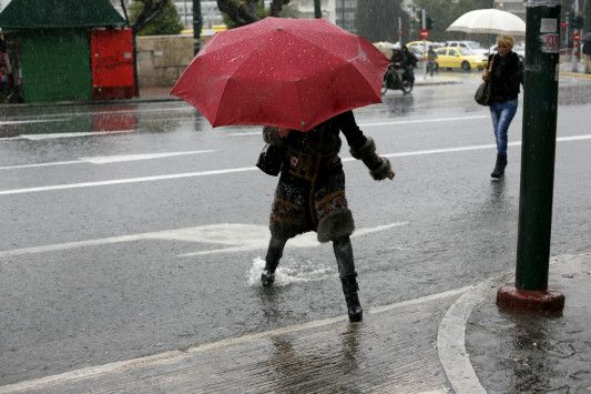 Καιρός: Βροχές και καταιγίδες πριν τη νέα επέλαση του χιονιά