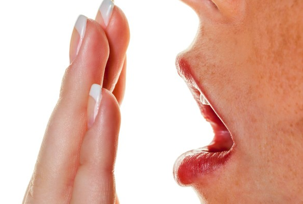 Δυσάρεστη αναπνοή: Οι αιτίες που δεν φαντάζεστε – Τι να κάνετε