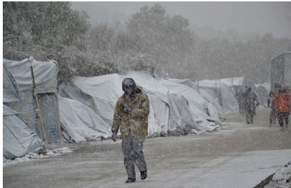 Guardian: Η κακοκαιρία στην Ελλάδα θέτει τους πρόσφυγες σε κίνδυνο και η κυβέρνηση δέχεται πυρά
