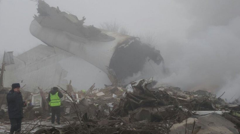 Τραγωδία: Αεροσκάφος συνετρίβη πάνω σε σπίτια – 37 οι νεκροί