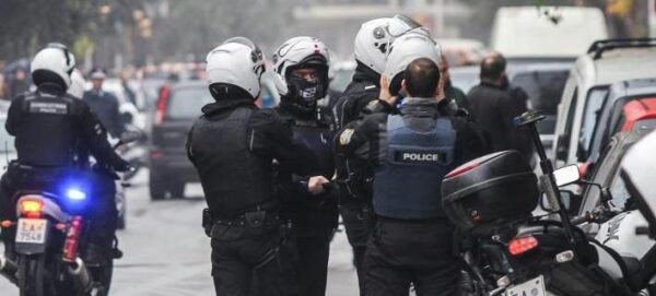 Επέτειος Γρηγορόπουλου: “Ηταν χαβαλές, έκανα λάθος, ήταν βλακεία μου”, λέει ο 28χρονος αστυνομικός που έπαιζε με την ανθοδέσμη