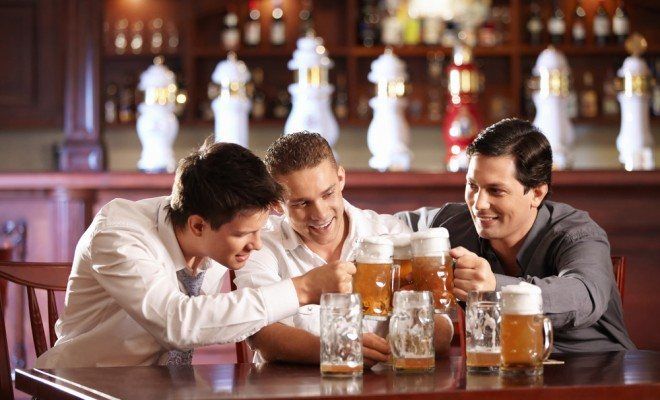 Το αλκοόλ φέρνει χαμόγελα στα πρόσωπα των αντρών