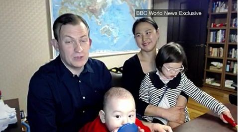 Η απίθανη οικογένεια του καθηγητή που έγινε viral δίνει κανονική συνέντευξη στο BBC! Τι λένε σε όσους θεώρησαν ότι η σύζυγος του καθηγητή ήταν η νταντά; (Video)