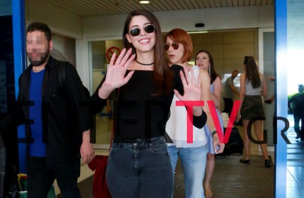 Επέστρεψε στην Αθήνα η ελληνική αποστολή μετά τη Eurovision- Χαμογελαστή η Demy στο αεροδρόμιο (Φωτογραφίες)