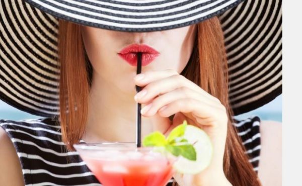 Μήπως η κατανάλωση αλκοόλ καταστρέφει το δέρμα σας;