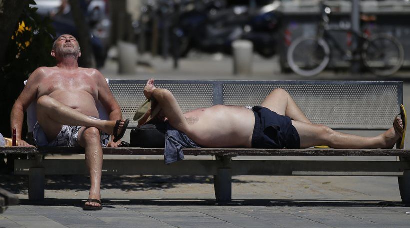 Παραλύει η Ευρώπη από το πρωτοφανές κύμα καύσωνα – Έρχεται και στην Ελλάδα