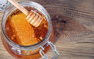 Απολέπιση με μέλι και ζάχαρη για λαμπερό δέρμα