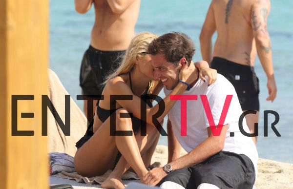 Δούκισσα Νομικού- Δημήτρης Θεοδωρίδης: Βουτιές, χαλάρωση και τρυφερές στιγμές στη Μύκονο για το νιόπαντρο ζευγάρι (Φωτογραφίες)