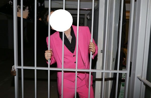 Η πόζα του πασίγνωστου τραγουδιστή και η εμφάνισή του με ροζ κοστούμι…