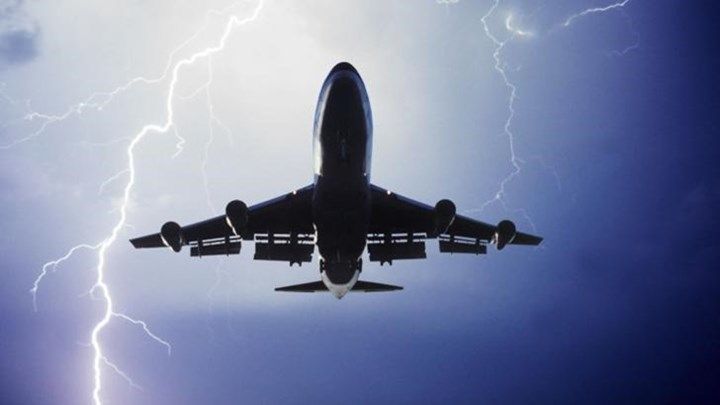 Τρόμος στον αέρα πάνω από τη Σκιάθο – Κεραυνός χτύπησε αεροπλάνο