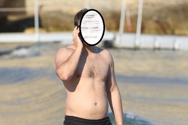 Oύτε στην παραλία δεν αποχωρίζεται το κινητό του ο…