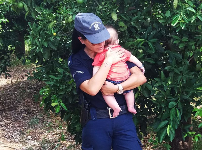 Αστυνομικός ηρεμεί μωρό στην αγκαλιά της μετά από τροχαίο! Δείτε φωτογραφίες & βίντεο