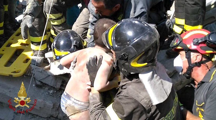 «Θαύμα» στην Ισκια της Ιταλίας: Έβγαλαν ζωντανά τρία παιδιά από τα ερείπια