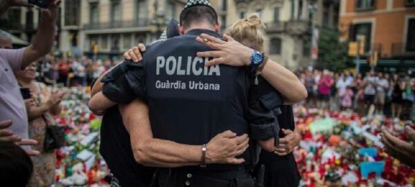 Αγκαλιές και αγάπη στην Λας Ράμπλας -Ενας μουσουλμάνος αγκαλιάζει περαστικούς, στέλνοντας μήνυμα ενότητας