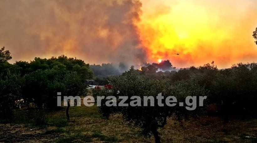 Εκκενώνεται χωριό στη Ζάκυνθο – Στις αυλές των σπιτιών η φωτιά