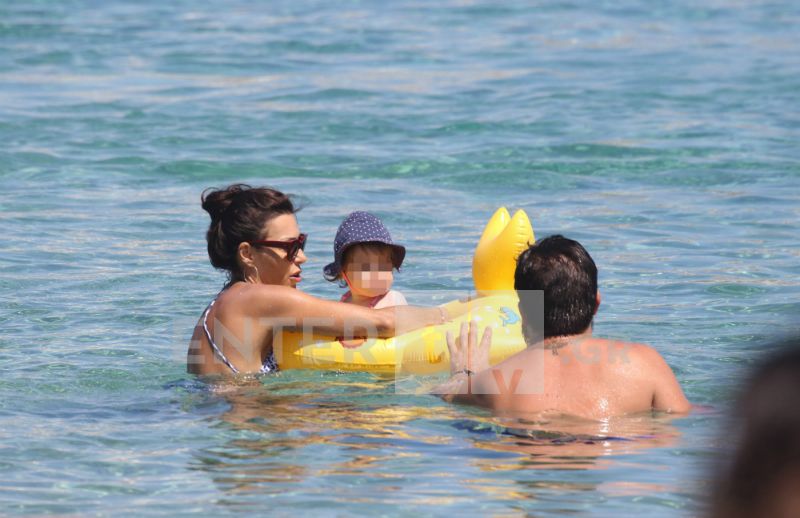 Σίσσυ Φειδά- Γιώργος Ανδρίτσος: Σε παραλία της Μυκόνου με την κορούλα τους- Τα παιχνίδια με την μικρούλα στο νερό (Φωτογραφίες)