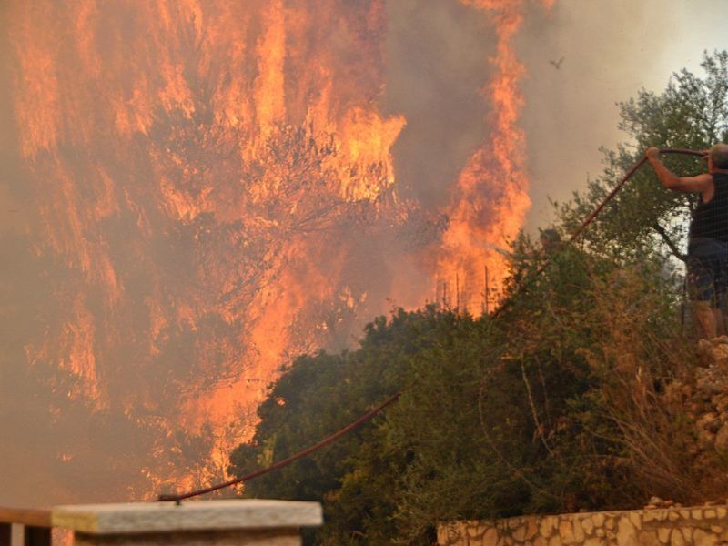 Αναζωπυρώνονται τα μέτωπα της φωτιάς στη Ζάκυνθο – Ο στρατός στο νησί