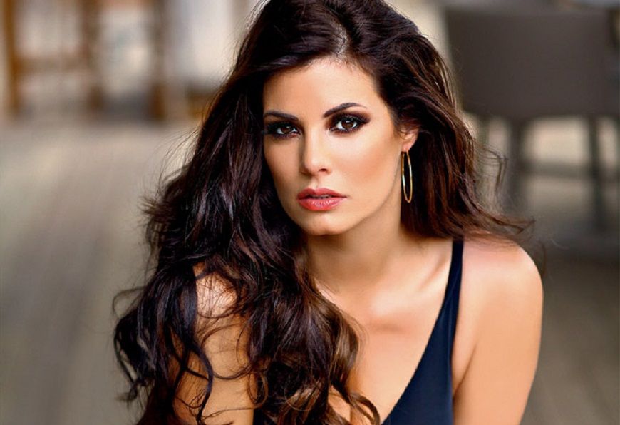 Μαρία Κορινθίου: Ποζάρει με το μαγιό της και χωρίς ίχνος μακιγιάζ