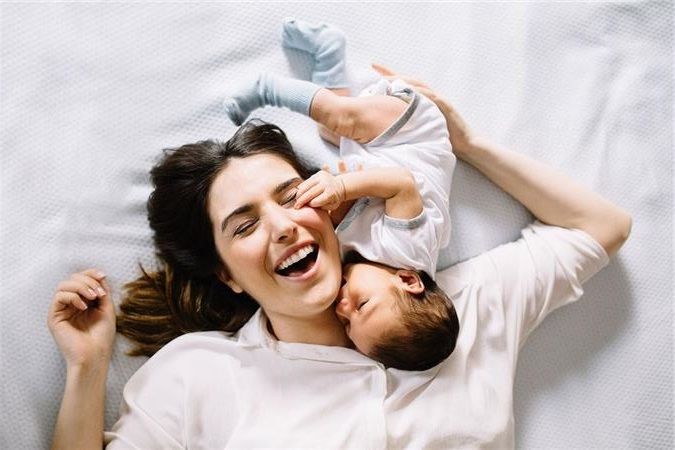 5 κανόνες που μπορείτε να παραβείτε στη φροντίδα του μωρού σας (και 4 κανόνες που ΔΕΝ πρέπει)
