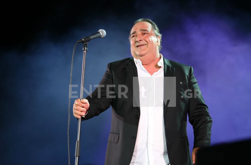 Βασίλης Καρράς: “Λύγισε” επί σκηνής στη μεγάλη συναυλία για τα 40 χρόνια της πορείας του στο τραγούδι