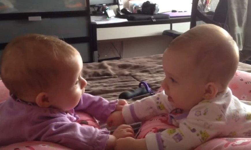 Το πιο τρυφερό βίντεο: Δίδυμα μωρά «μιλούν» μεταξύ τους, πιασμένα από το χέρι