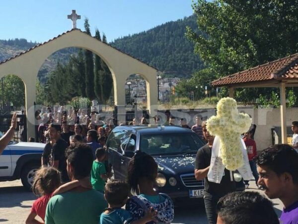 Θλίψη και οργή στην κηδεία του μικρού Νίκου στα Φάρσαλα – Δείτε φωτογραφίες