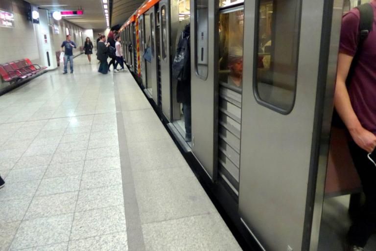 Άνδρας έπεσε στις ράγες του Μετρό στο Πανεπιστήμιο – Ανασύρθηκε νεκρός – Διακοπή των δρομολογίων