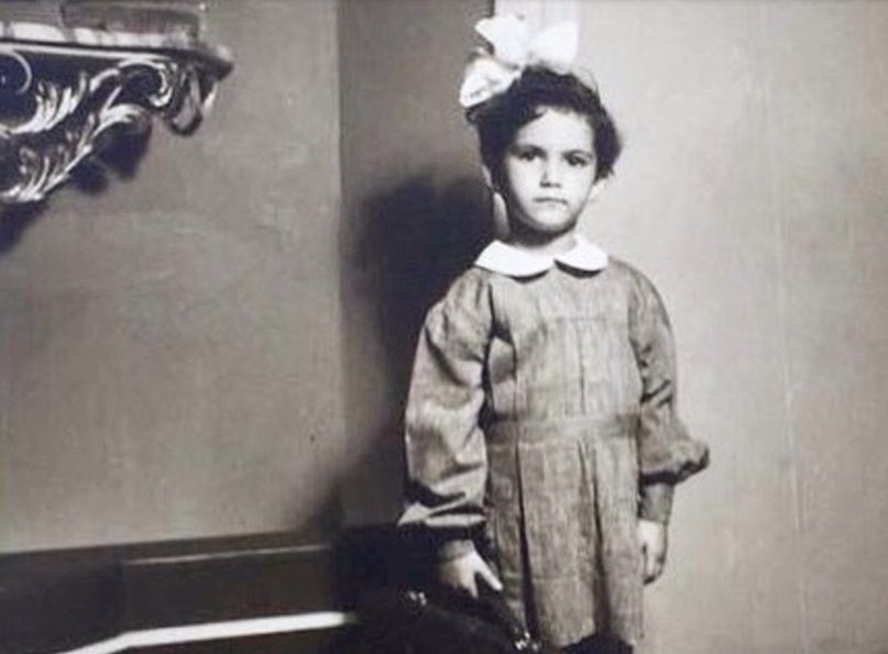Αναγνωρίζετε το κοριτσάκι της φωτογραφίας; Και όμως είναι πασίγνωστη Ελληνίδα τραγουδίστρια