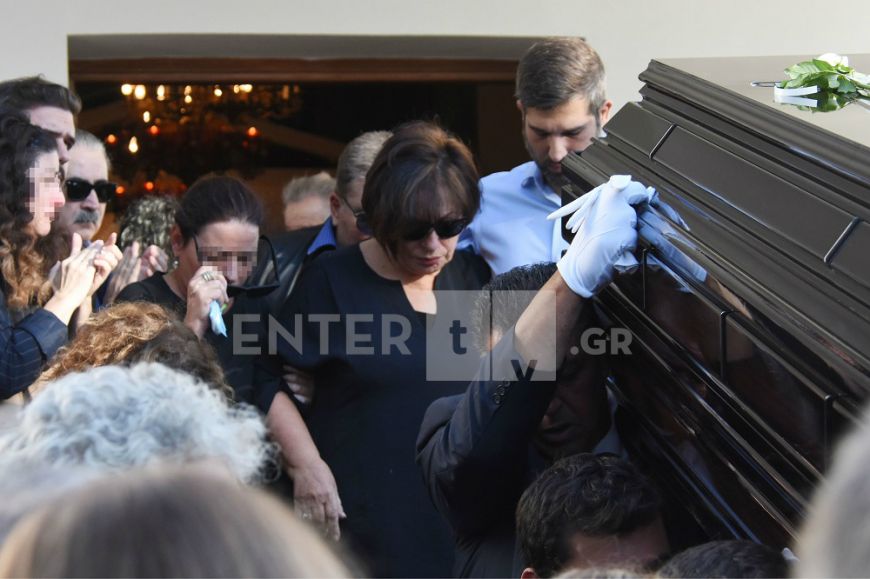 Χάρις Αλεξίου: Συντετριμμένη στην κηδεία του αγαπημένου της αδελφού, Γιώργου Σαρρή (Φωτογραφίες)