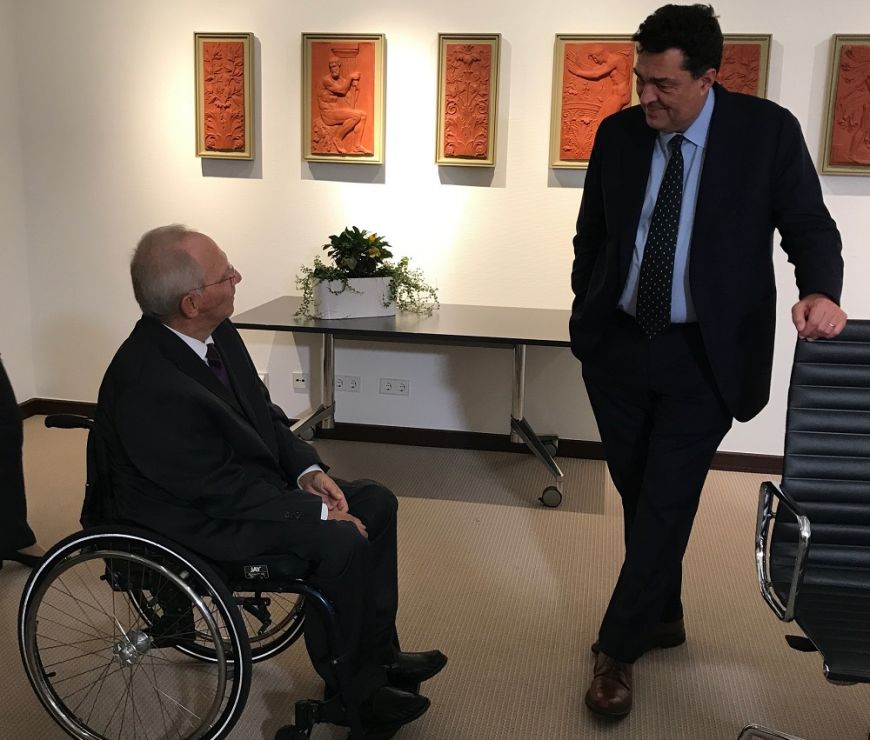 Oι “ΙΣΤΟΡΙΕΣ” και ο Αλέξης Παπαχελάς κάνουν πρεμιέρα με μια αποκλειστική συνέντευξη του Σόιμπλε