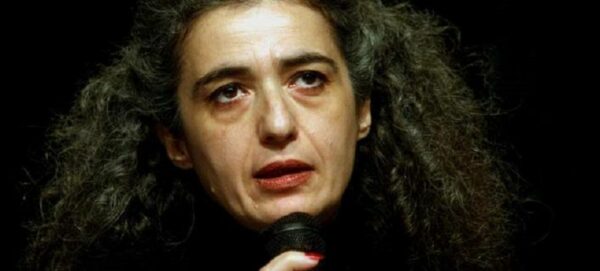 Ποια είναι η 55χρονη δικηγόρος που τραυματίστηκε σοβαρά από φωτοβολίδα στα Εξάρχεια
