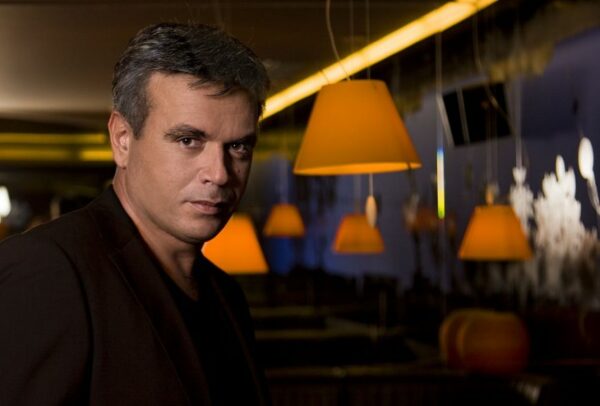 Ο Μανώλης Λιδάκης στη Σφίγγα για τις γιορτές