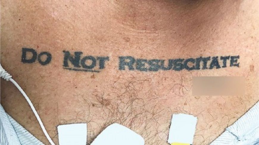 Ένας ασθενής πεθαίνει και οι γιατροί ανακαλύπτουν ένα τατουάζ που προκαλεί ένα απίστευτο δίλημμα ηθικής
