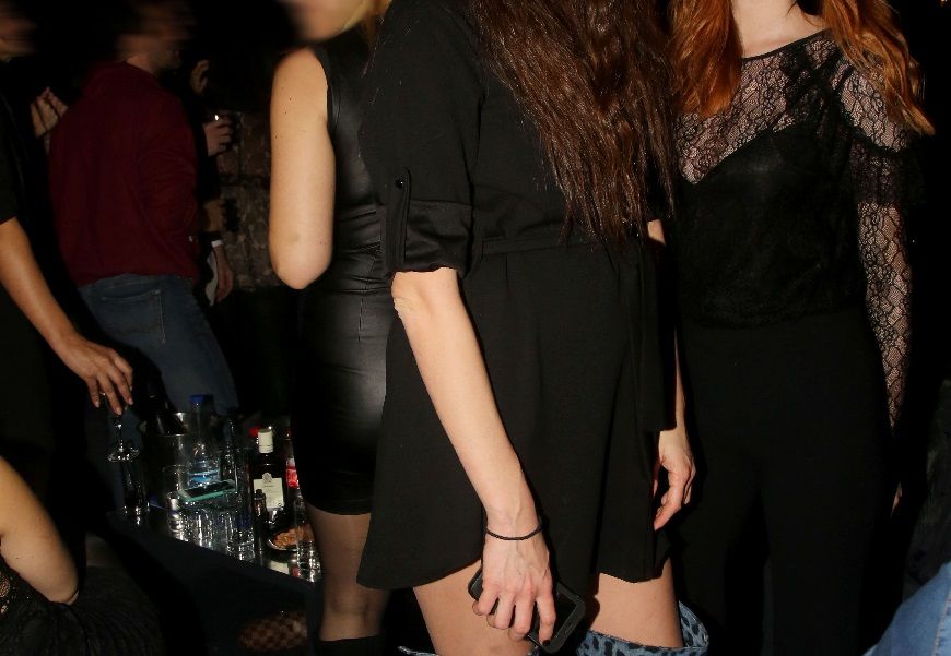 Με φουσκωμένη κοιλίτσα στα μπουζούκια η…