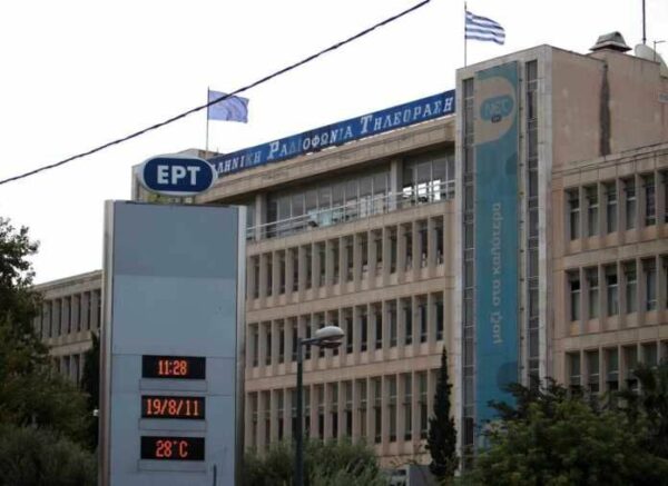 Εισέβαλλαν στο πλατό και έφεραν τα “πάνω-κάτω” στην πρωινή εκπομπή της ΕΡΤ1 (Video)