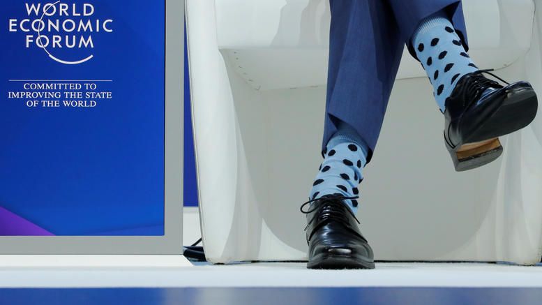Ποιος πρωθυπουργός φόρεσε αυτές τις απίθανες κάλτσες στο Νταβός;