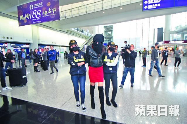 «Μην με εγκαταλείψετε εδώ»! Η 19χρονη που κρατείται στο Χονγκ Κονγκ είδε τους γονείς της (Video)