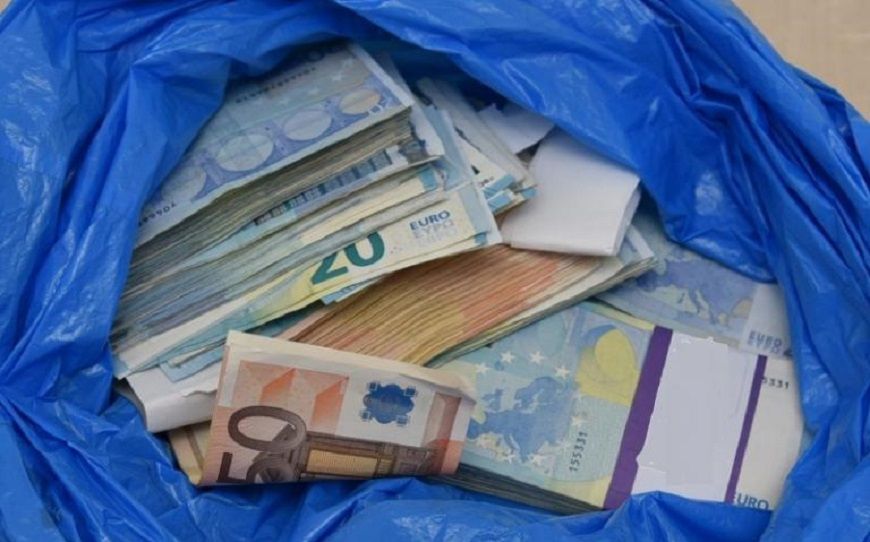 Πάτρα: Η σακούλα που έριξε από το μπαλκόνι έκρυβε 41.600 ευρώ – Στο φως η άγνωστη αλήθεια