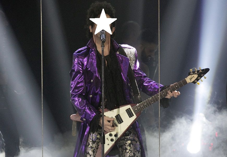 Πασίγνωστος Έλληνας τραγουδιστής εμφανίστηκε επί σκηνής ως Prince!