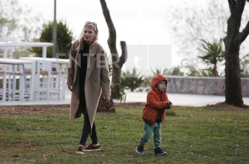 Φαίη Σκορδά: Βόλτα στη Γλυφάδα και παιχνίδια με τον μικρότερο γιο της, Δημήτρη (Φωτογραφίες)