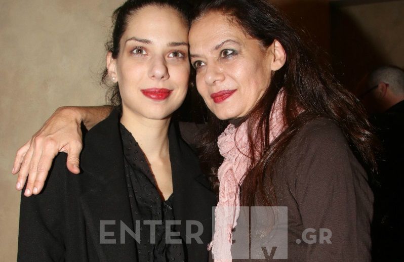 Το τρυφερό φιλί της Λίλας Καφαντάρη στην κόρη της, Ηλιάννα Μαυρομάτη, μετά την πρεμιέρα της!