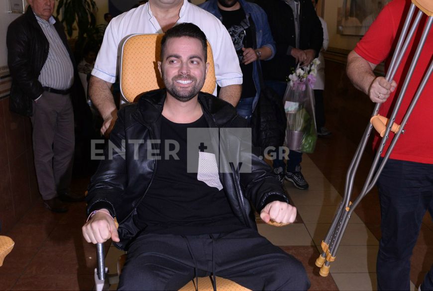 Οι πρώτες δηλώσεις και τα δάκρυα του Ηλία Βρεττού κατά την έξοδο του από το νοσοκομείο (Video)