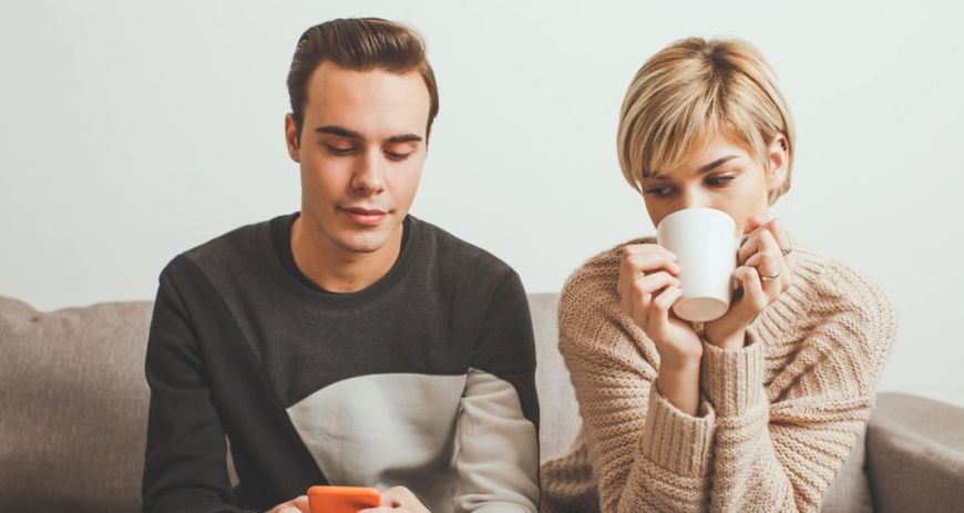 Ζηλεύεις τον σύντροφό σου; Ερευνα αποκαλύπτει τους λόγους και τους 5 τρόπους να το ξεπεράσεις