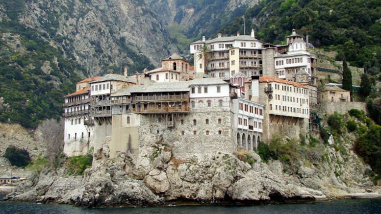 Η συγκλονιστική εξομολόγηση πασίγνωστου Έλληνα τραγουδιστή για την επίσκεψη του στο Άγιο Όρος και το μεγαλύτερο μάθημα ζωής που πήρε εκεί
