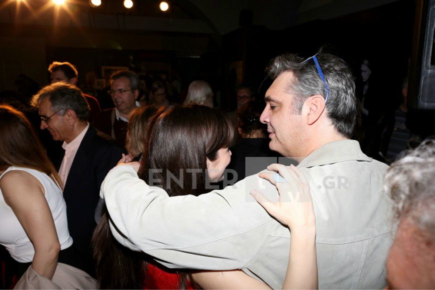 Η αγκαλιά και το τρυφερό φιλί του Άλκη Κούρκουλου στη σύντροφο του Ευγενία Δημητροπούλου! (Photos)