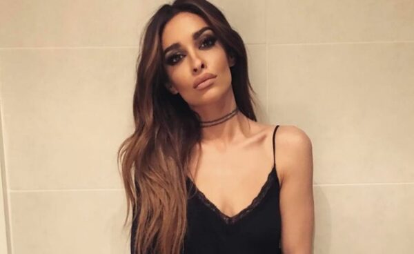 Xαμός στο διαδίκτυο με τη φωτογραφία της Ελένης Φουρέιρα που τη δείχνει να σχηματίζει με τα χέρια της τον αλβανικό αετό